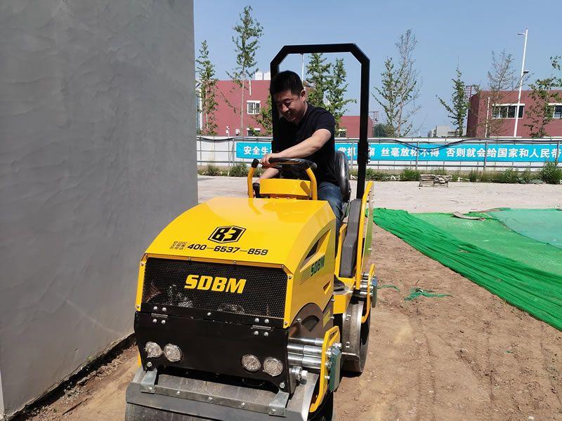 座駕振動壓路機(jī)在惡劣環(huán)境下如何工作？