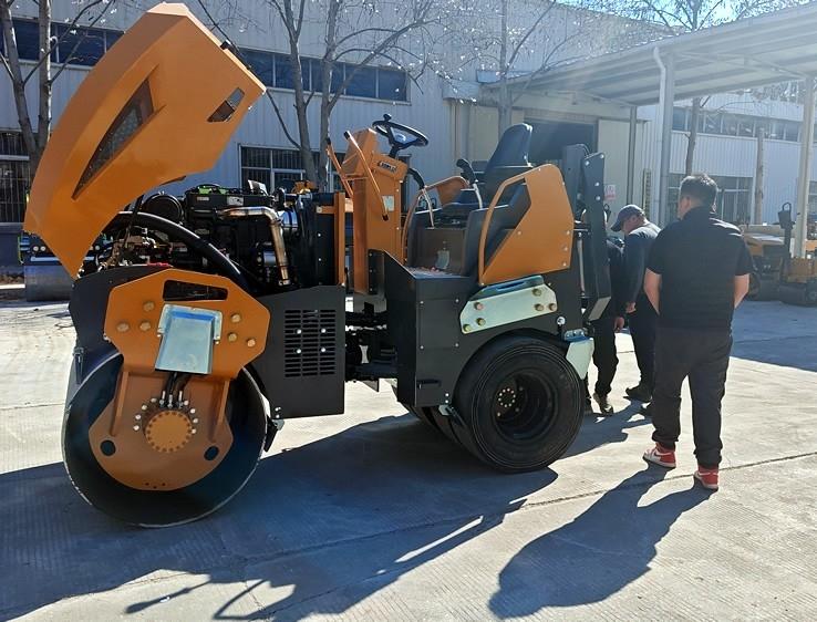 3月18日，哈薩克斯坦客戶來廠體驗(yàn)考察5噸膠輪壓路機(jī)